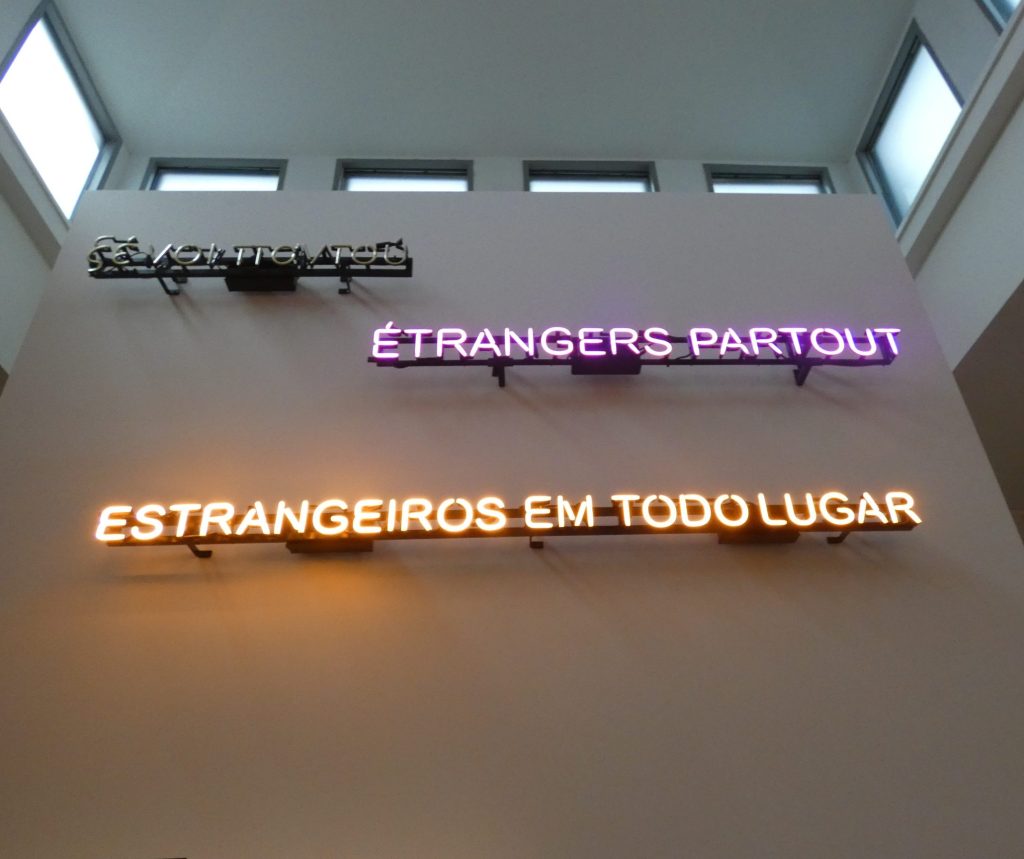 Etrangers partout, Claire Fontaine, 2006